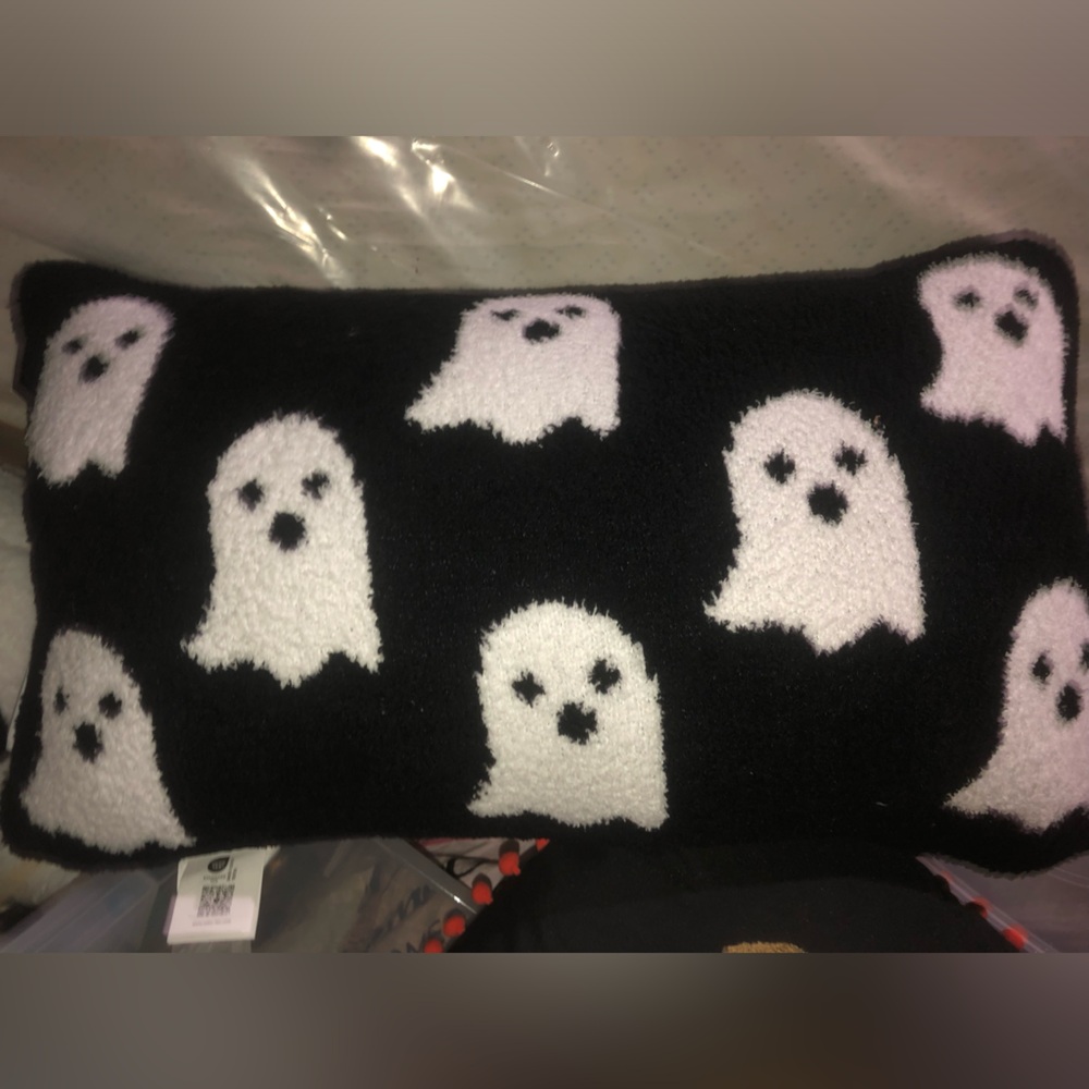 👻 Black & White Ghost Pattern accent pillow - Plush Comfort
